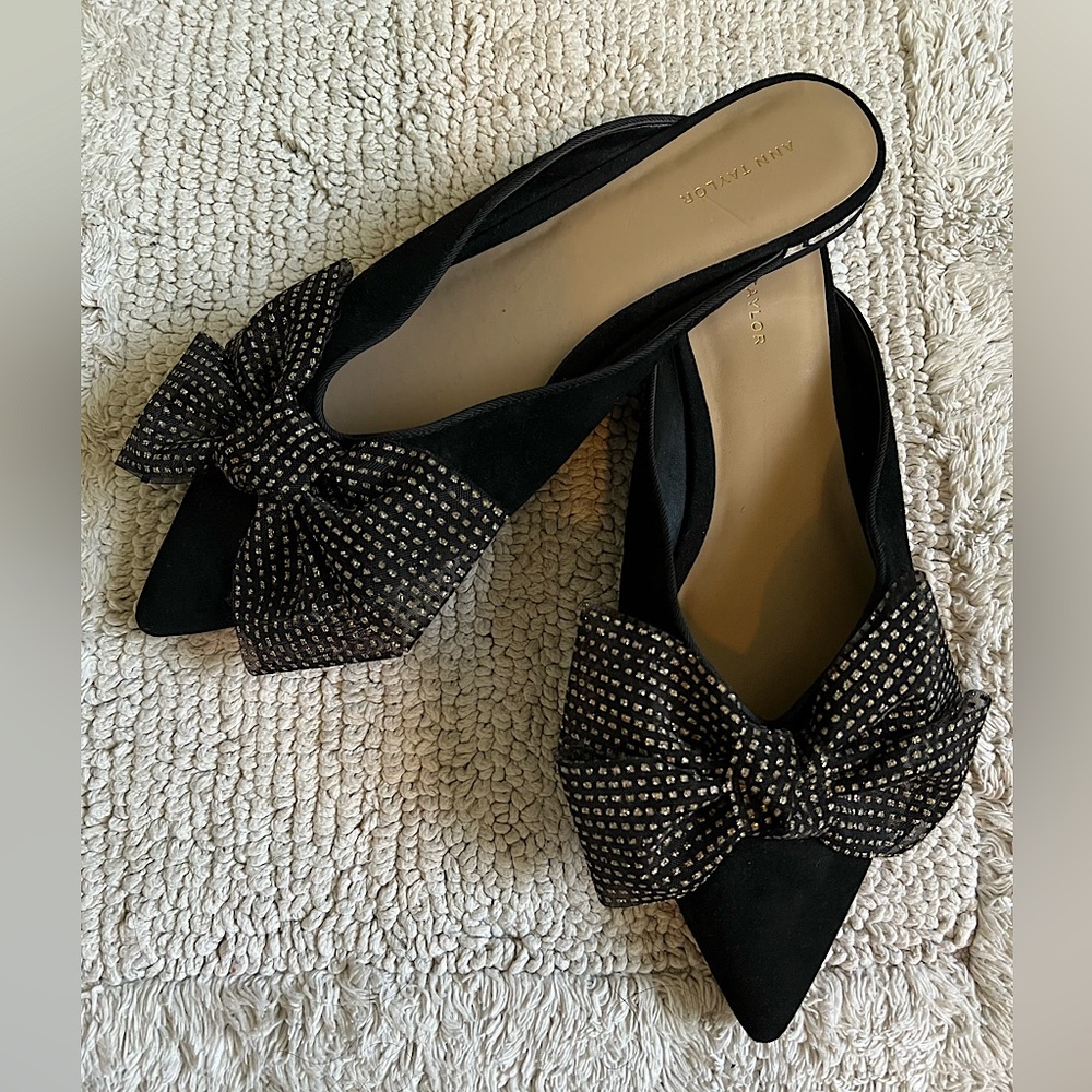 Ann Taylor Size 8M Glitter Bow Black Suede Pointed Toe Mule Slip On Flat Shoes